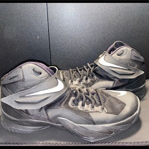 Men’s basketball shoes - LeBron Solider’s Black